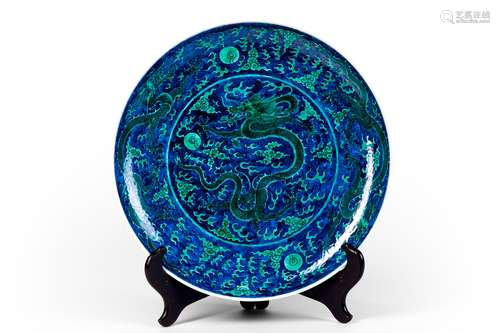 A BLUE AND GREEN GLAZED DISH WITH DRAGON