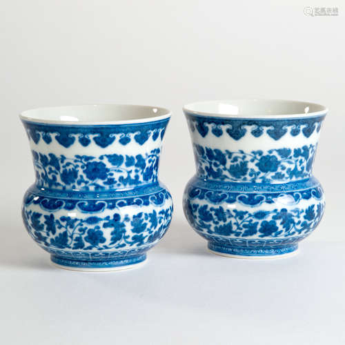 A PAIR OF BLUE AND WHITE SPITTOON