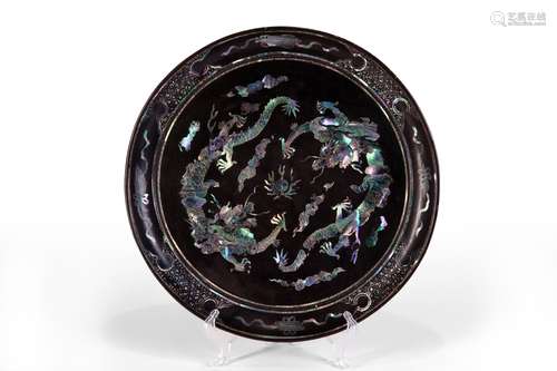 A BLACK LACQUERED WOOD DISH WITH SHELL