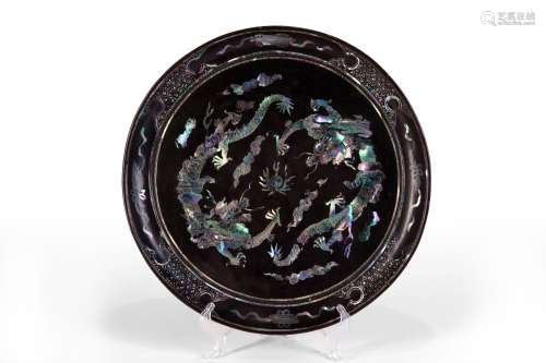 A BLACK LACQUERED WOOD DISH WITH SHELL