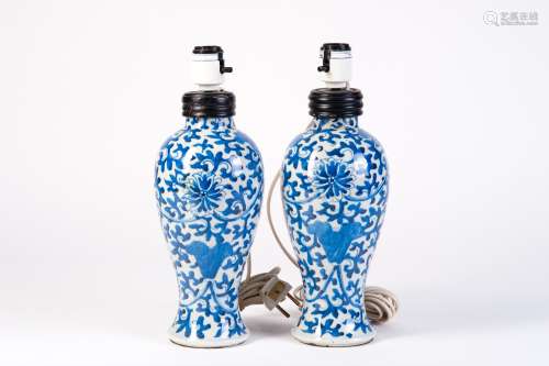 A PAIR OF BLUE AND WHITE VASES WITH FLOWERS