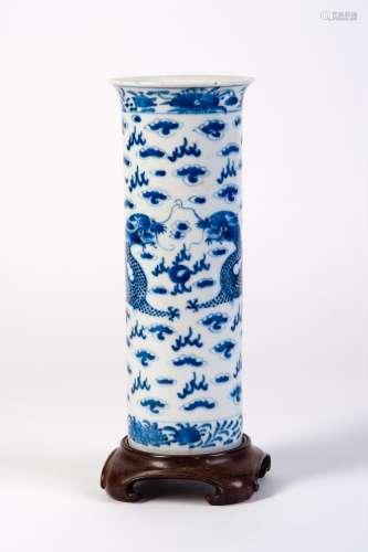 A BLUE AND WHITE VASE WITH TWO DRAGON