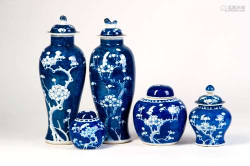 A GROUP OF BLUE AND WHITE VASES AND JAR