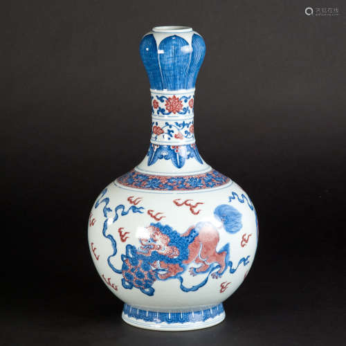 A BLUE AND WHITE GARLIC NECK VASE WITH THREE LIONS