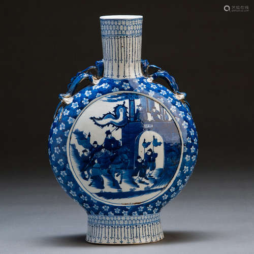 A BLUE AND WHITE VASE