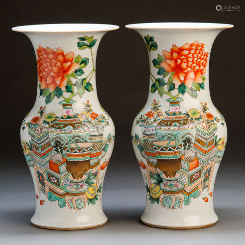 A PAIR OF FAMILLE ROSE VASE
