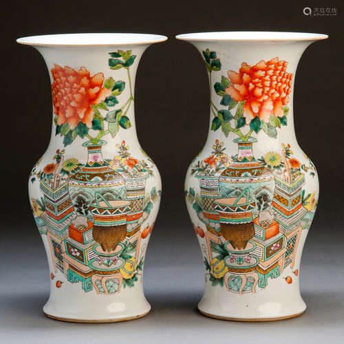 A PAIR OF FAMILLE ROSE VASE