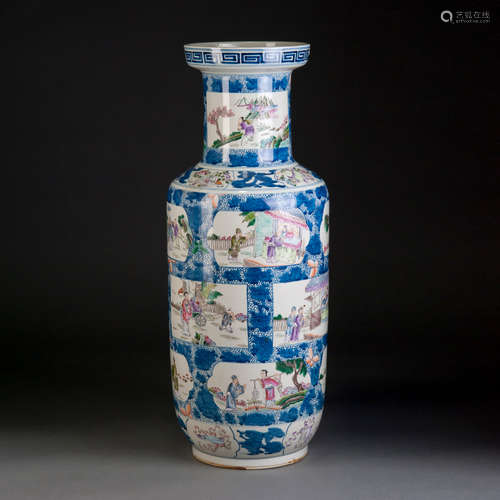 A BLUE AND WHITE VASE