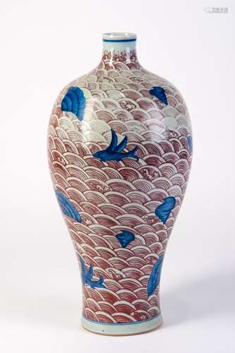 A BLUE AND WHITE VASE