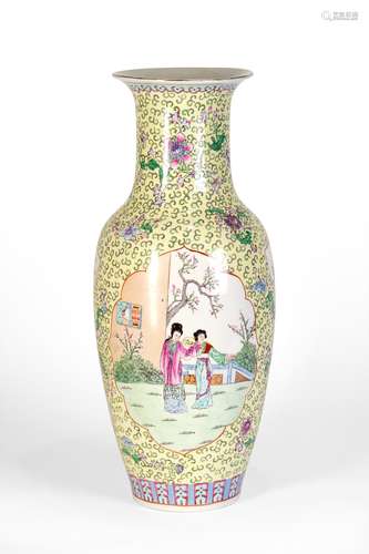 A LARGE FAMILLE ROSE VASE WITH LADIES