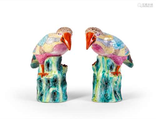 A PAIR OF FAMILLE ROSE PORCELAIN KINGFISHER