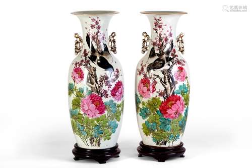 A PAIR OF FAMILLE ROSE VASE WITH BIRDS AND FLOWERS