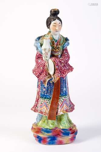 A FAMILLE ROSE PORCELAIN FIGURE OF LADY