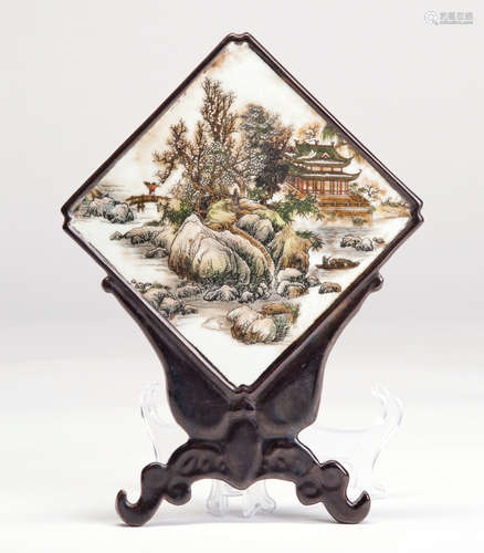 A PAINTED PORCELAIN PLATE WITH LANDSCAPES