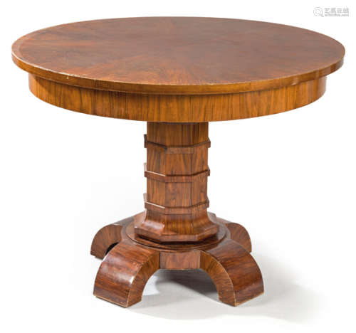 Art Decó coffee table with four semicircular legs.