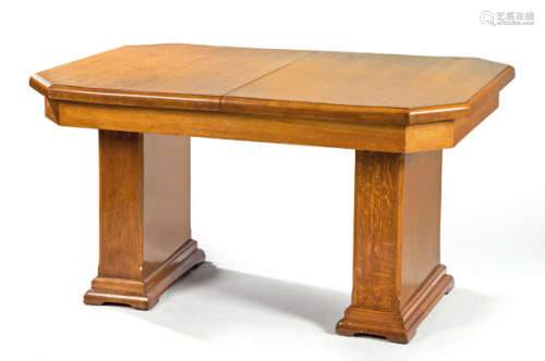 Extensible art deco dining table, in oak.