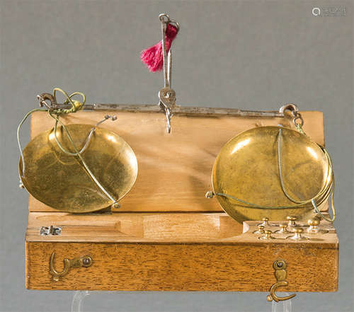 Jeweler balance in walnut box S. XIX.