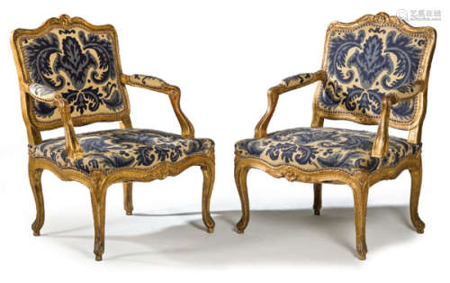 Pair of armchairs to King Louis XV, in carved and …