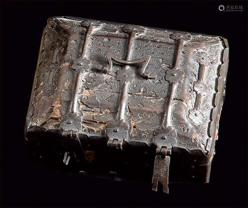 Chest of drawers with iron garnish, Spain h. 1500