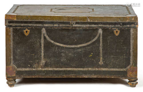Georgian travel trunk in camphor wood lined with b…