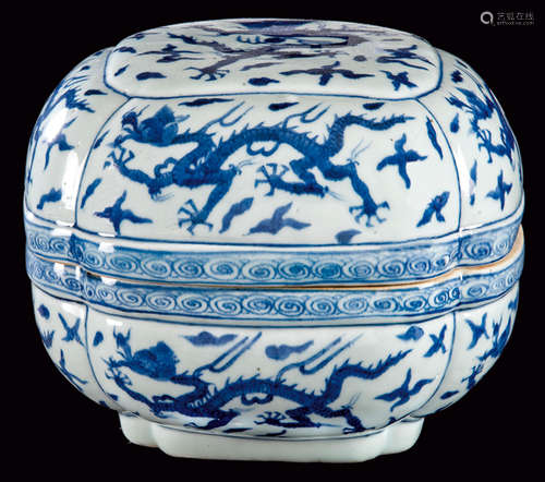 Important blue and white porcelain box decorated w…