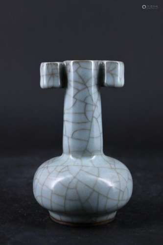 Song Porcelain Guanyao Crackle Vase