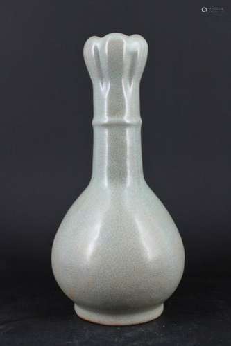 Chinese Song Porcelain Crackle Vase