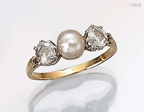 18 kt gold ring with pearl and diamonds