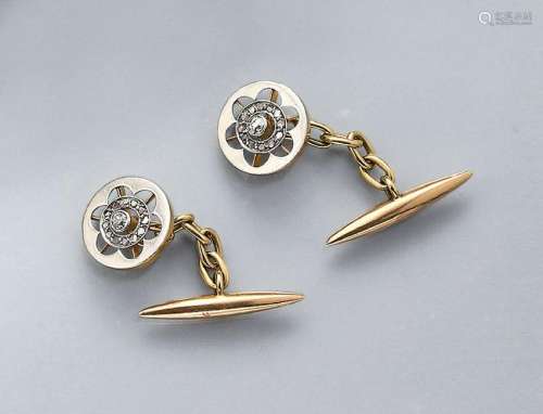 Pair of cuff links with diamonds, YG 750/000 and