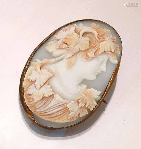Brooch with shell cameo