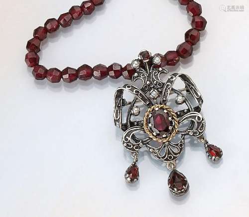 Pendant with garnets