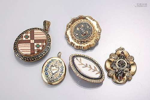 Lot 5 brooches