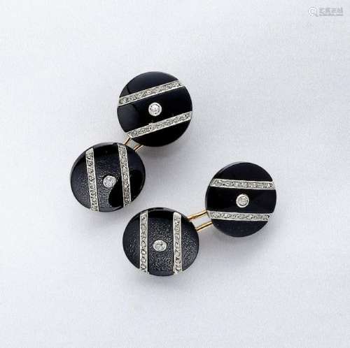 Pair of 14 kt gold cuff links with diamonds and onyx