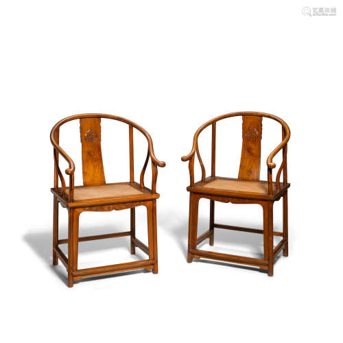 Qing dynasty A pair of huanghuali horseshoe-back chairs
