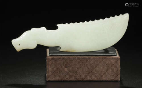 A CHINESE CARVED WHITE JADE DRAGON AXETABLE ITEM