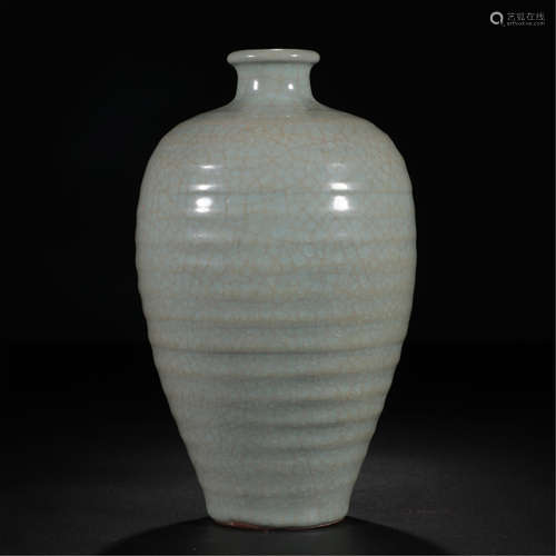 A CHINESE PORCELAIN CELADON GLAZED VASE