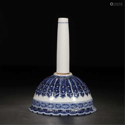 A CHINESE PORCELAIN BLUE AND WHITE FUNNEL