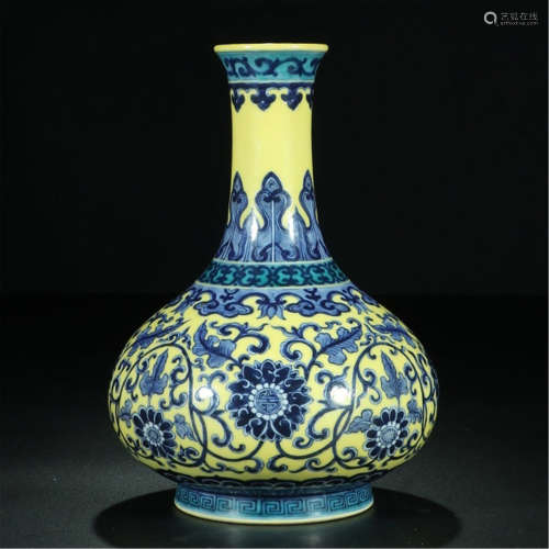 A CHINESE PORCELAIN BLUE AND WHITE YELLOW GLAZED VASE