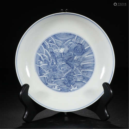 A CHINESE PORCELAIN BLUE AND WHITE DRAGON PLATE