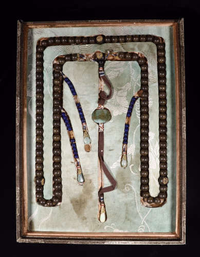 A CHINESE AGALWOOD COURT NECKLACE