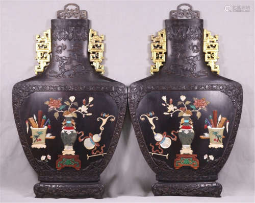 A PAIR OF CHINESE CARVED ZITAN LACQUER VASE SHAPED HANG SCREENS