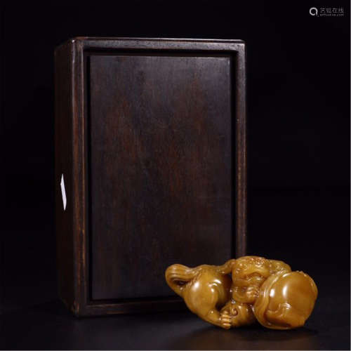A CHINESE CARVED SOAP STONE TIANHUANG LION PLAYING BALL TABLE ITEM