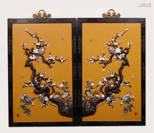 A PAIR OF CHINESE CARVED LACQUER GEM STONE INLAID HANGED SCREENS