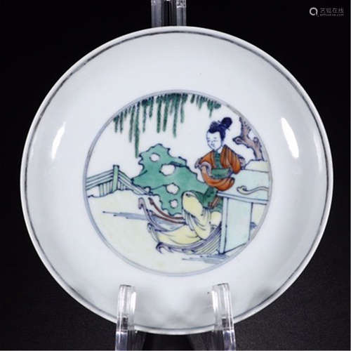 A CHINESE PORCELAIN BLUE AND WHITE DOUCAI WOMAN DISH