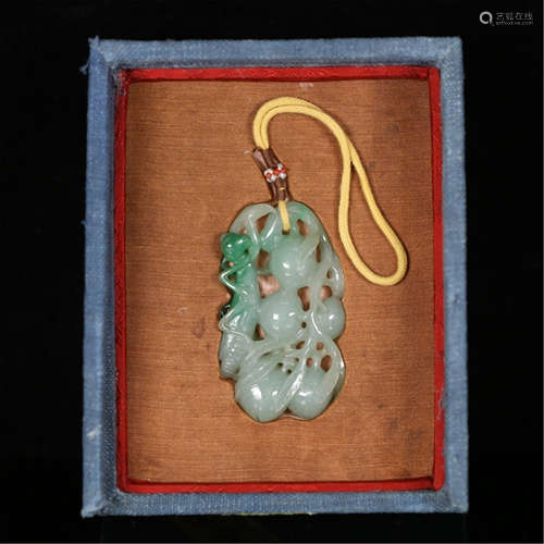 A CHINESE ANCIENT JADEITE MANTIS FRUIT PENDANT