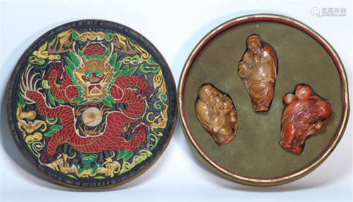 A SET OF CHINESE CARVED SOAP STONE OLD MEN TABLE ITEMS