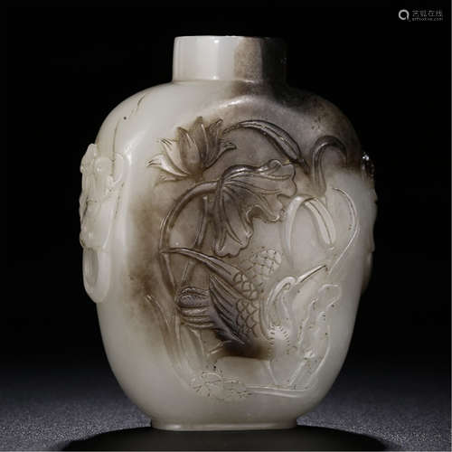 A CHINESE CARVED WHITE JADE SNUFF BOTTLE