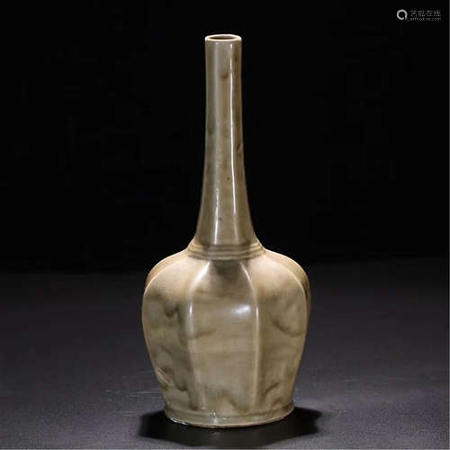 A CHINESE PORCELAIN CELADON GLAZED LONG NECK VASE