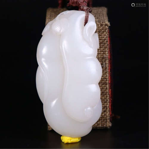 A CHINESE CARVED SHEEP WHITE JADE TABLE ITEM