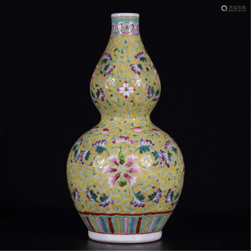 A CHINESE PORCELAIN FAMILLE COLOR PAINTED GOURD VASE